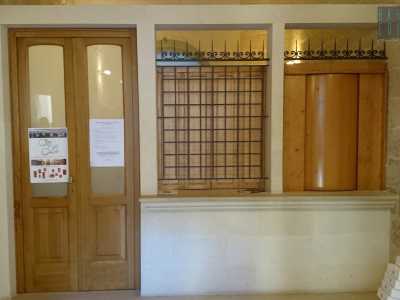 Tra noi e le suore si trova un muro scandito da una porta sempre chiusa, una finestrella con una grata e la leggendaria ruota degli esposti che in tempi passati avrebbe avuto funzioni pi� drammatiche